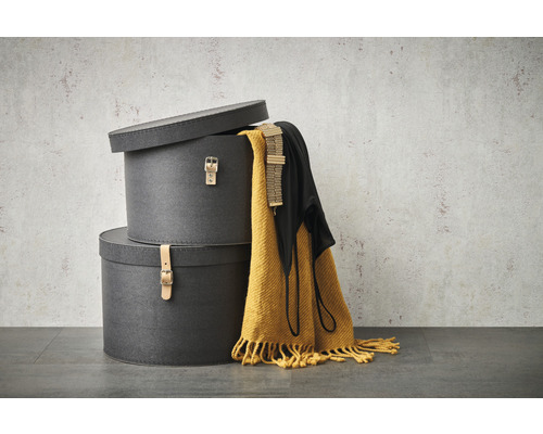 Gestapelte, runde Hutschachteln mit Textilien