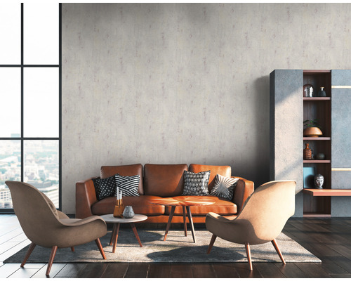 Wohnzimmer mit braunem Ledersofa, Sesseln und Dekor auf Holzboden