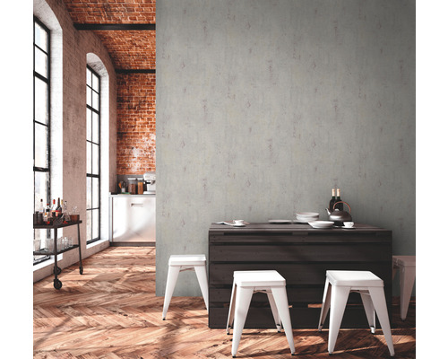 Innenraum mit Holzboden, Tresen und grauer Wand