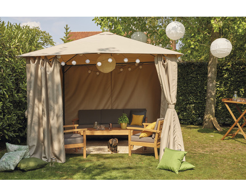 Gartenszene mit Pavillon, Sofagarnitur und Dekoration im Garten