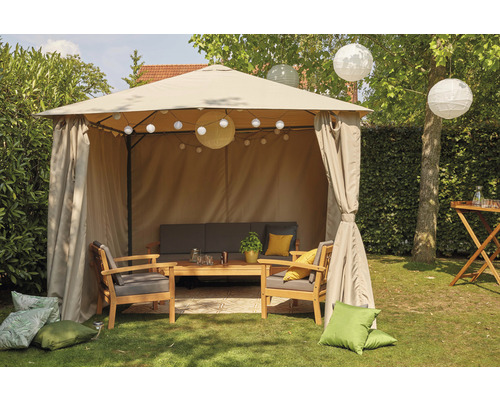 Gartenszene mit Pavillon, Sitzgruppe und Dekoration für eine gemütliche Atmosphäre im Freien