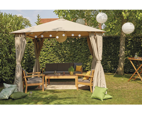 Gartenmöbel-Set unter Pavillon mit Vorhängen, Sofa, Sesseln und Tisch auf Rasen