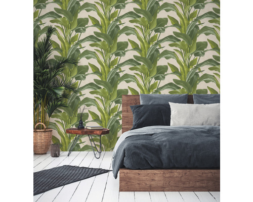 Schlafzimmer mit grüner Blättertapete, Bett und Zimmerpflanze