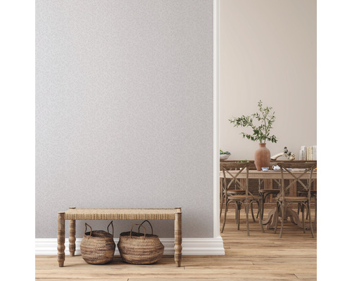 Heller Raum mit Tapete, Bank und Essbereich im Hintergrund