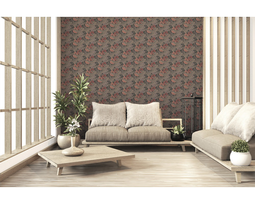 Heller Raum mit floral gemusterter Tapete, Holzmöbeln und Pflanzen für ein gemütliches Ambiente.