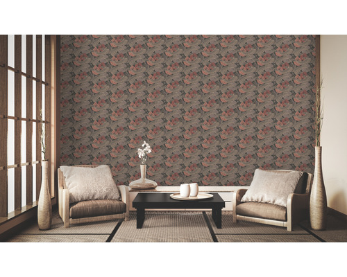 Wohnzimmer mit floral gemusterter Tapete, Sesseln und Tisch auf einer Tatami-Matte.