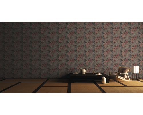 Interieuransicht mit gemusterter Tapete, Tisch, Geschirr, Sessel und Stehleuchte