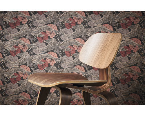 Tapete mit Fisch- und Lotusblütenmuster in einem Raum mit einem Holzstuhl