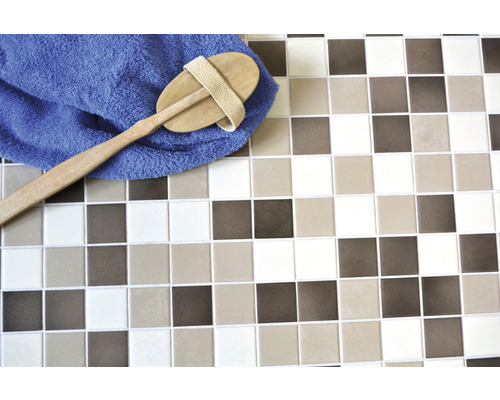 Mosaïque avec brosse à main et serviette