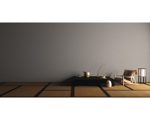 Minimalistisches Interieur mit Tatami-Matten, Teetisch und Sessel