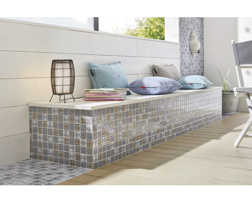 Banc de jardin avec carreaux de mosaïque, coussins et lampe