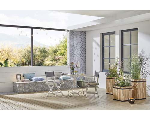 Terrasse avec banc, table, chaises et jardinières