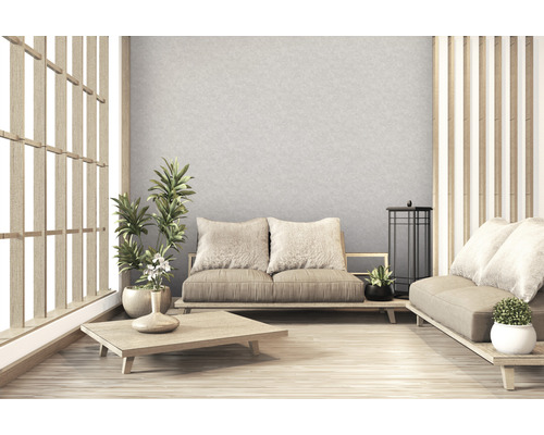 Heller Raum im japanischen Stil mit Sofa, Tisch, Pflanzen und Holzelementen