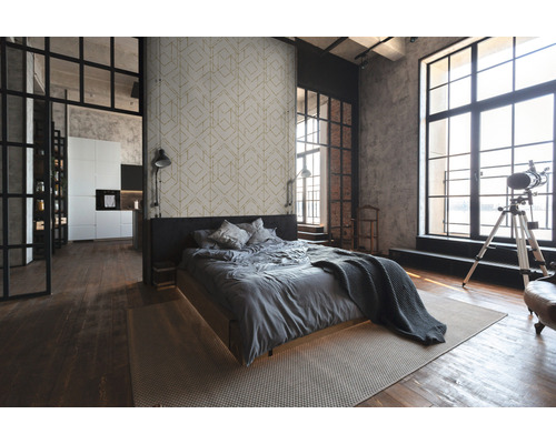 Schlafzimmer mit Bett, geometrischer Tapete und grossem Fenster