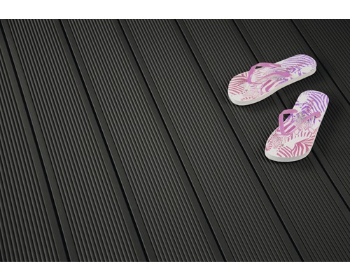 Planches de terrasse gris foncé avec une paire de tongs