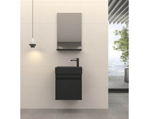 Modernes Badezimmer mit schwarzem Waschtisch, Spiegel und Beleuchtung