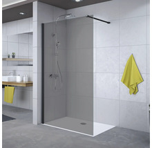 Begehbare Dusche mit getönter Glaswand, schwarzer Haltestange und integriertem Duschsystem in einem modern gefliesten Badezimmer.