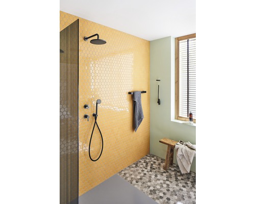 Badezimmer mit Dusche, Armaturen und sechseckigen Fliesen an Wand und Boden