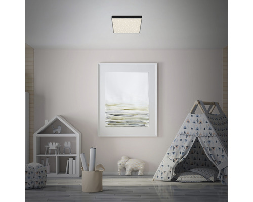 Chambre d''enfant avec plafonnier carré, jouets et tableau