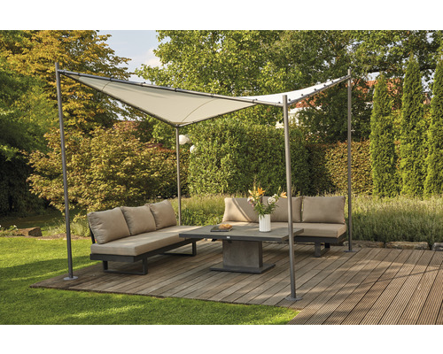 Scène de jardin avec pavillon, canapés et table sur terrasse en bois