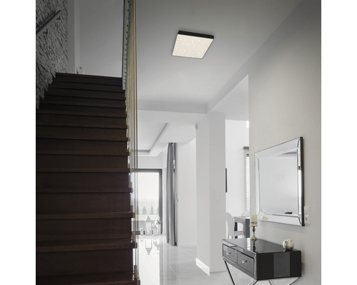 Couloir avec escalier, commode, miroir et plafonnier carré