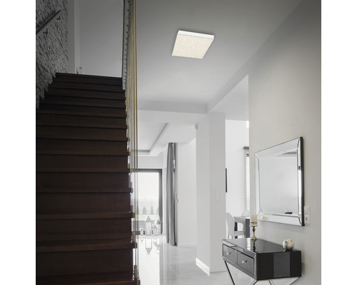 Flur mit Treppe und quadratischer Deckenleuchte