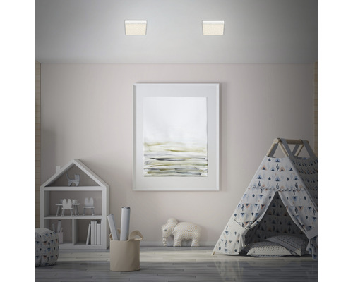 Chambre d''enfant lumineuse avec une tente de jeu, une étagère et deux plafonniers carrés