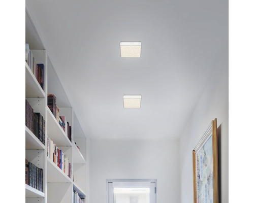 Couloir avec bibliothèque et deux plafonniers carrés