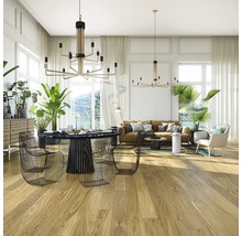 Helles Wohnzimmer mit Esstisch, Sofa, Zimmerpflanzen und Pendelleuchten