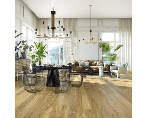 Helles Wohnzimmer mit Esstisch, Sofa, Zimmerpflanzen und Pendelleuchten