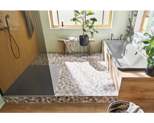 Helles Badezimmer mit Dusche, Badewanne, Sitzbank und Zimmerpflanzen