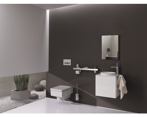 Modernes Badezimmer mit Toilette, Waschbecken, Spiegel und minimalistischem Design