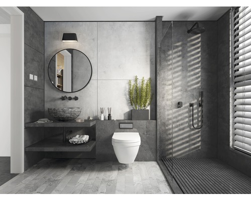 Modernes Badezimmer mit Toilette, Waschbecken, Spiegel und Dusche