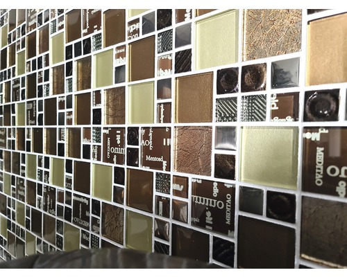 Gros plan d''un mur en mosaïque avec des carreaux de verre bruns, dorés et argentés