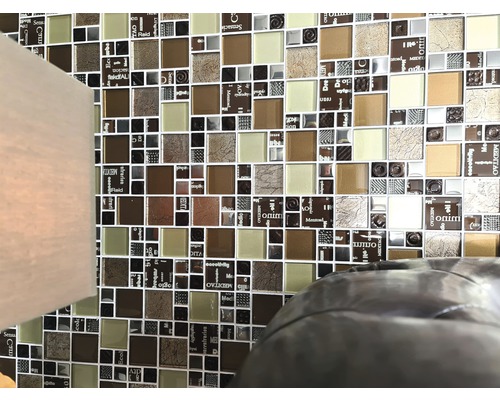 Carreaux de mosaïque carrés dans différentes nuances de brun et de beige sur un mur