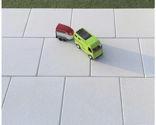 Pavés clairs avec une voiture et une remorque jouet