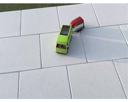 Pavés gris avec voiture jouet et remorque