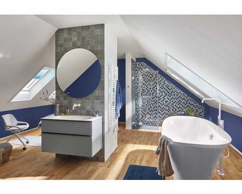 Salle de bain mansardée avec lavabo, miroir, baignoire et douche