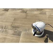 Carrelage de sol imitation bois avec machine à café