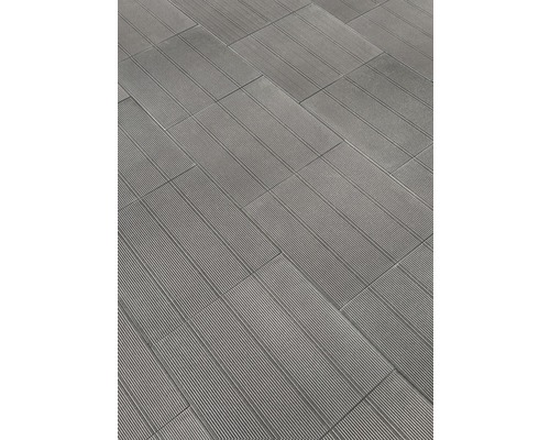 Lames de terrasse posées avec une surface rainurée