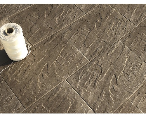 Verlegung von Bodenplatten mit Richtschnur