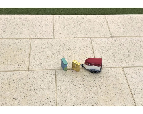 Figurines jouets sur pavés à l''extérieur