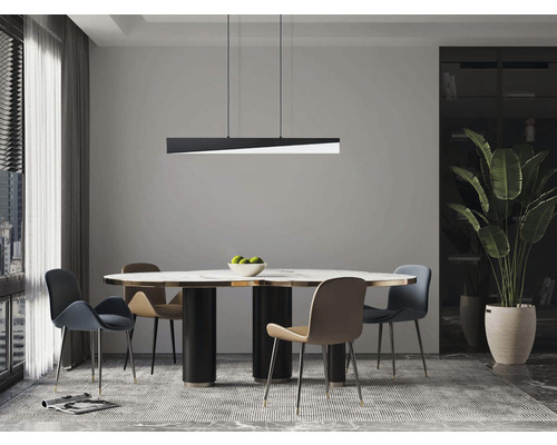 Modernes Esszimmer mit Esstisch, Stühlen und Hängeleuchte