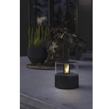 Lampe de table décorative en plastique sur une table à l''extérieur.