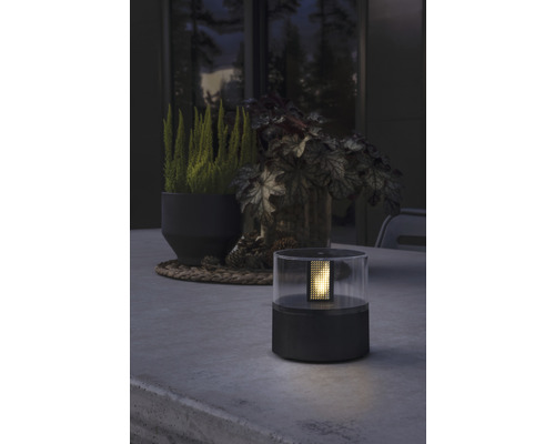 Lampe de table décorative en plastique sur une table à l''extérieur.