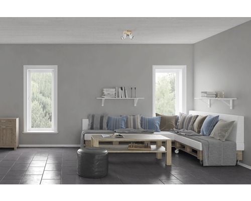 Wohnzimmer mit Fenstern, Regalen, Ecksofa auf Paletten, Couchtisch, Hocker und Deckenleuchte