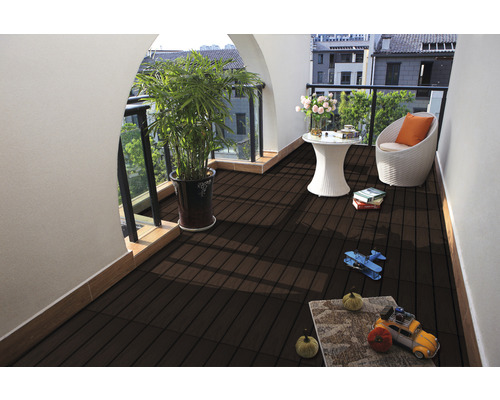 Balkon mit dunklen Holzdielen, Pflanze, Tisch und Stuhl