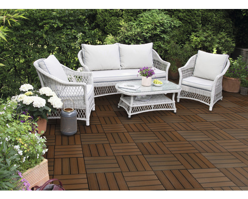 Gartenmöbel-Set auf Terrassenfliesen im Aussenbereich.