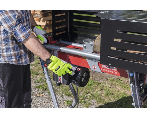 Un homme utilise une fendeuse à bois AL-KO modèle LSH 520/5.
