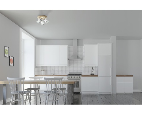 Heller Kücheninnenraum mit Esstisch und Deckenleuchte mit drei Strahlern